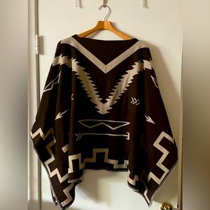 Poncho with tribal design knit